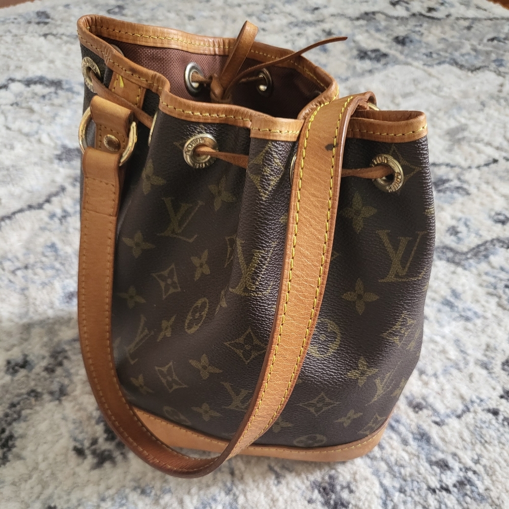 AUTHENTIC LOUIS VUITTON HAND BAG